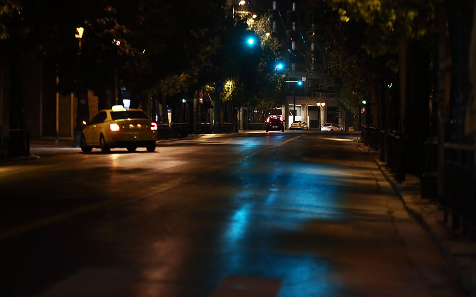 Σε ισχύ ο περιορισμός μετακινήσεων – Εικόνες από την άδεια Αθήνα-11