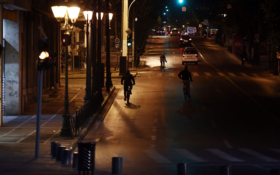 Σε ισχύ ο περιορισμός μετακινήσεων – Εικόνες από την άδεια Αθήνα-12