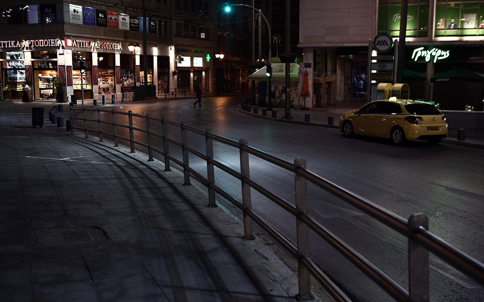 Σε ισχύ ο περιορισμός μετακινήσεων – Εικόνες από την άδεια Αθήνα-10