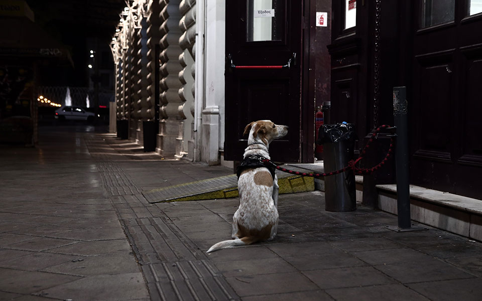 Σε ισχύ ο περιορισμός μετακινήσεων – Εικόνες από την άδεια Αθήνα-13