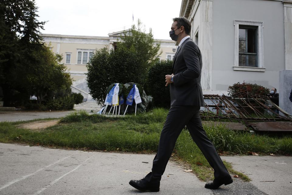 Πολυτεχνείο: Συμβολικές ενέργειες με φόντο την απαγόρευση-9