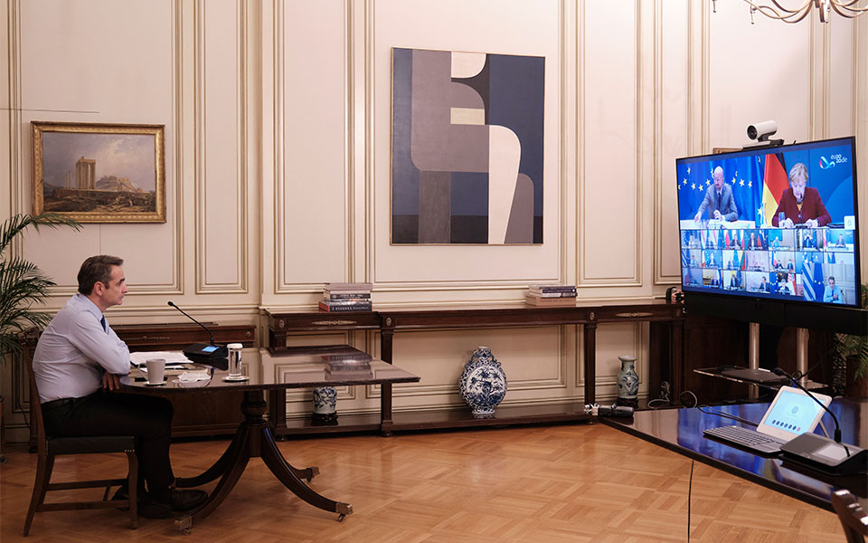 κυρ-μητσοτάκης-με-προσοχή-και-σταδιακ-561165661