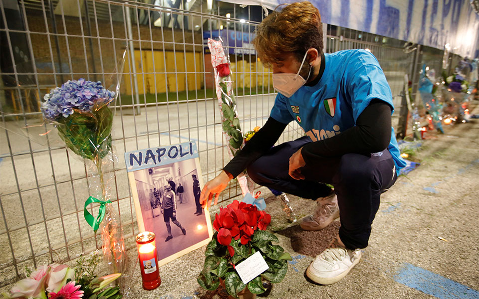 «Ήταν ένα σύμβολο, ο ήρωάς μας» – Θρήνος στη Νάπολη για τον Μαραντόνα-3