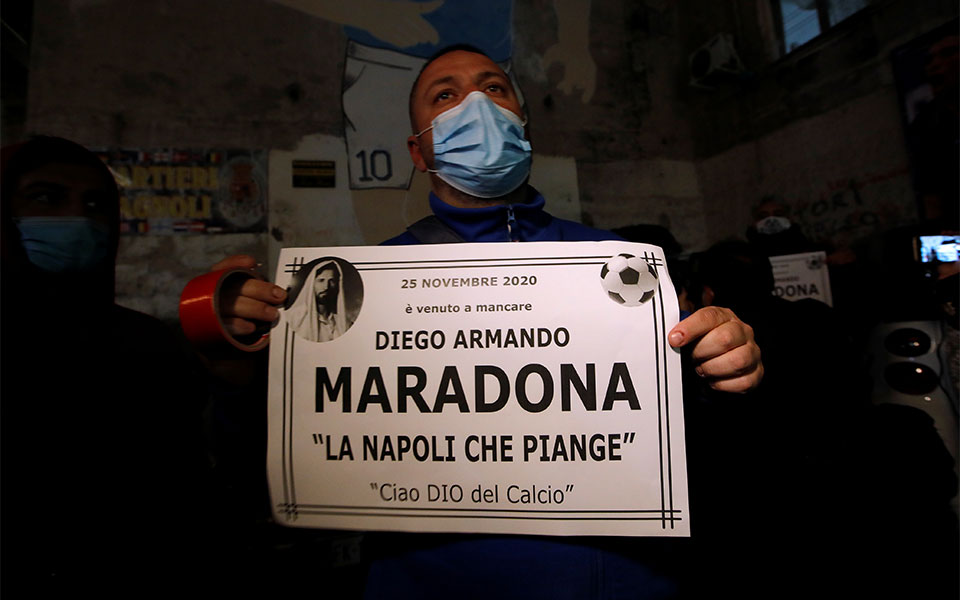 «Ήταν ένα σύμβολο, ο ήρωάς μας» – Θρήνος στη Νάπολη για τον Μαραντόνα-1