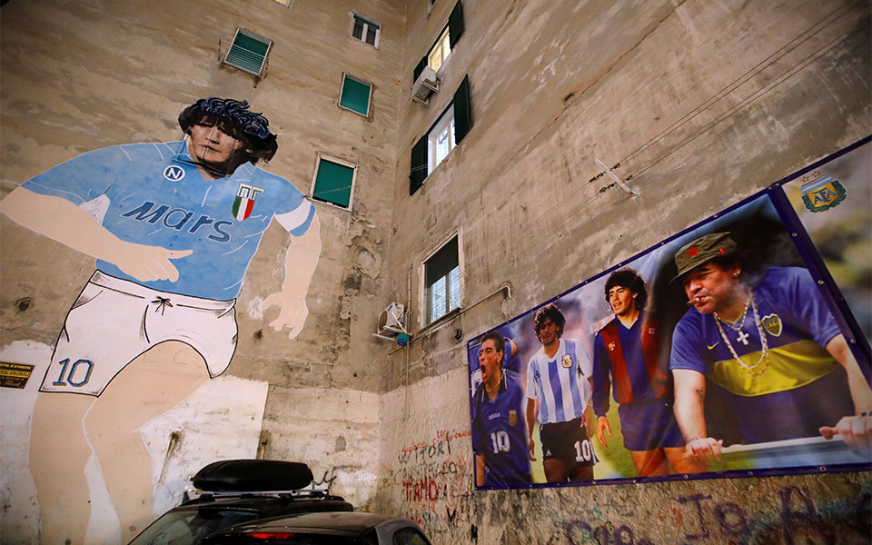 «Ήταν ένα σύμβολο, ο ήρωάς μας» – Θρήνος στη Νάπολη για τον Μαραντόνα-2