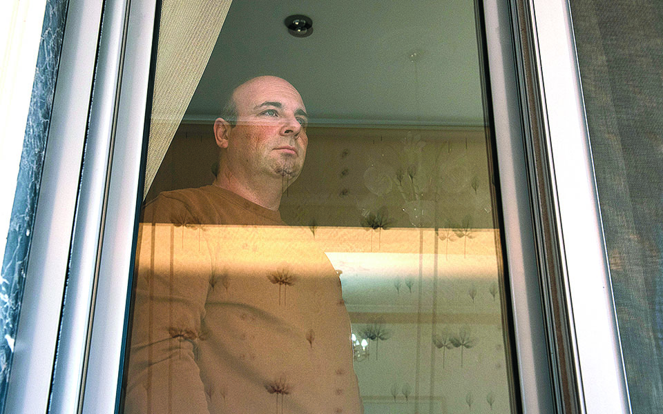 αισθάνομαι-σαν-λιοντάρι-στο-κλουβί-561177346