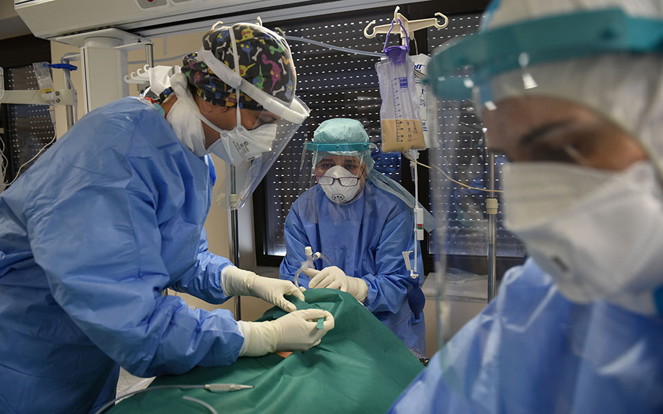 στα-ύψη-και-πάλι-3-227-κρούσματα-499-διασωλην-561165403