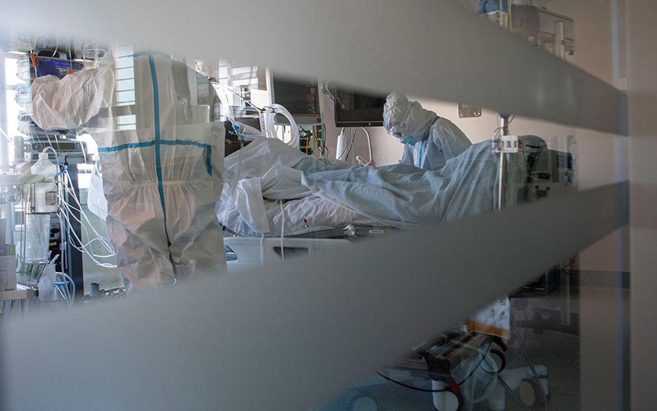 αλματώδης-αύξηση-θανάτων-και-διασωλη-561169384