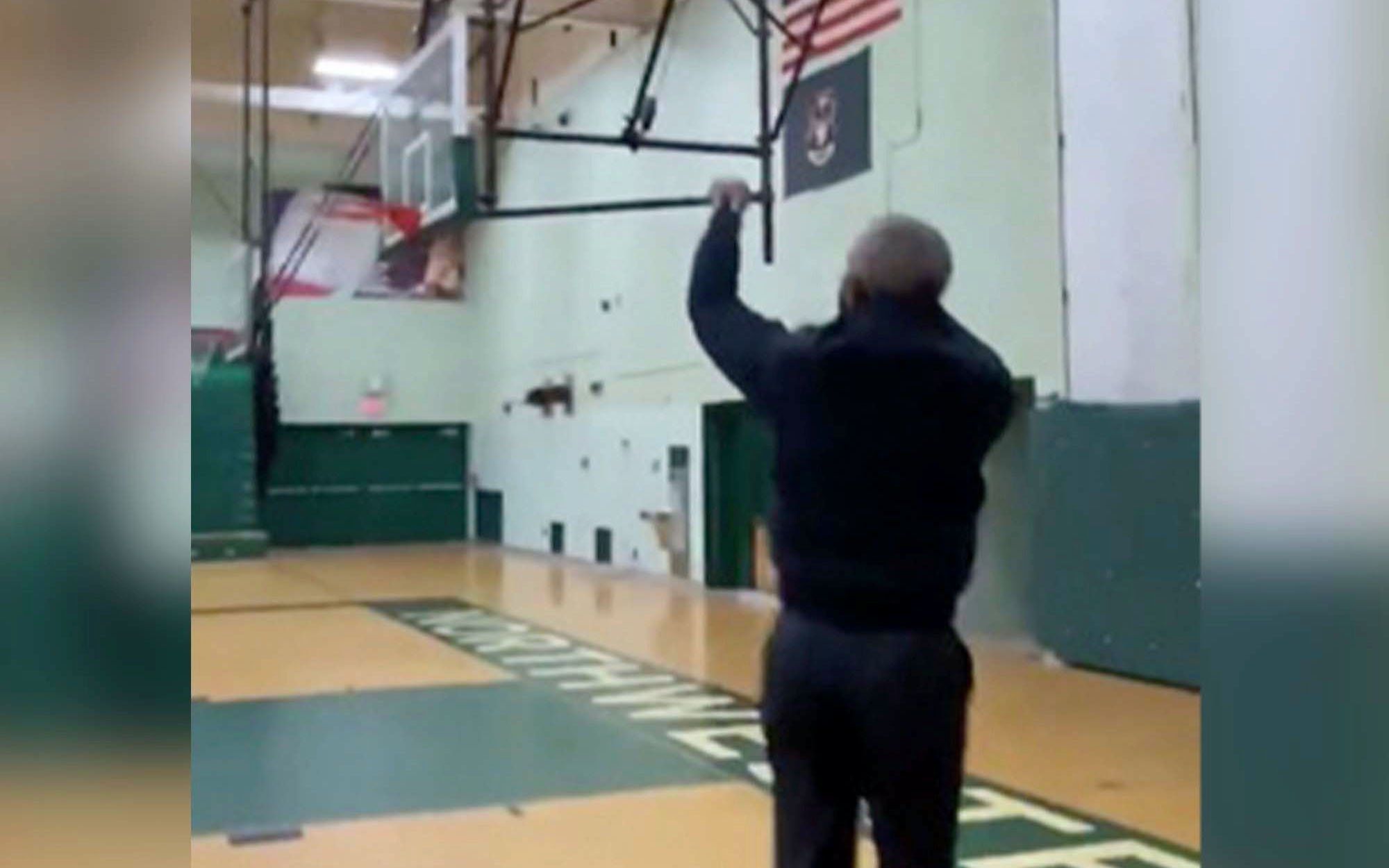 ο-μπαράκ-ομπάμα-δίνει-πόντους-στον-μ-561139618