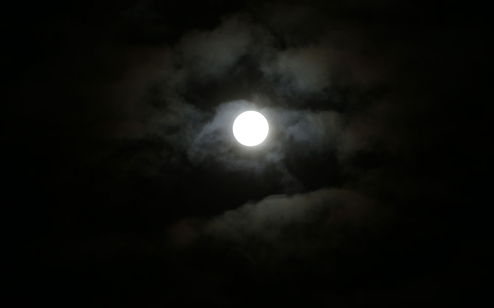 πανσέληνος-και-έκλειψη-παρασκιάς-σελ-561178306