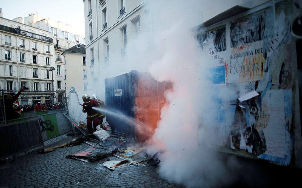 Επεισόδια στο Παρίσι: Φωτιές σε αυτοκίνητα και κτίρια-2