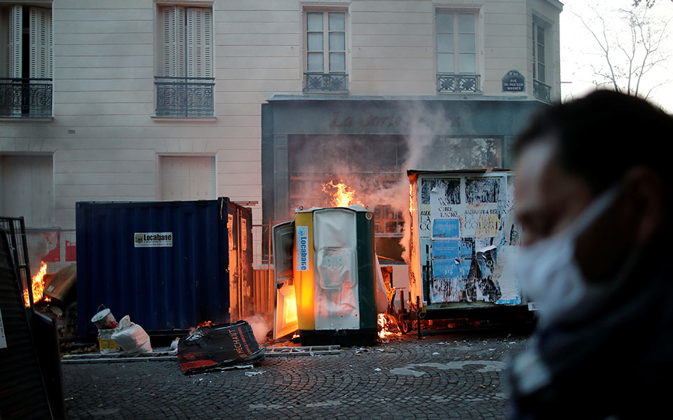 Επεισόδια στο Παρίσι: Φωτιές σε αυτοκίνητα και κτίρια-1