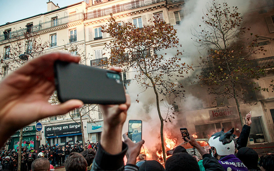 Επεισόδια στο Παρίσι: Φωτιές σε αυτοκίνητα και κτίρια-3