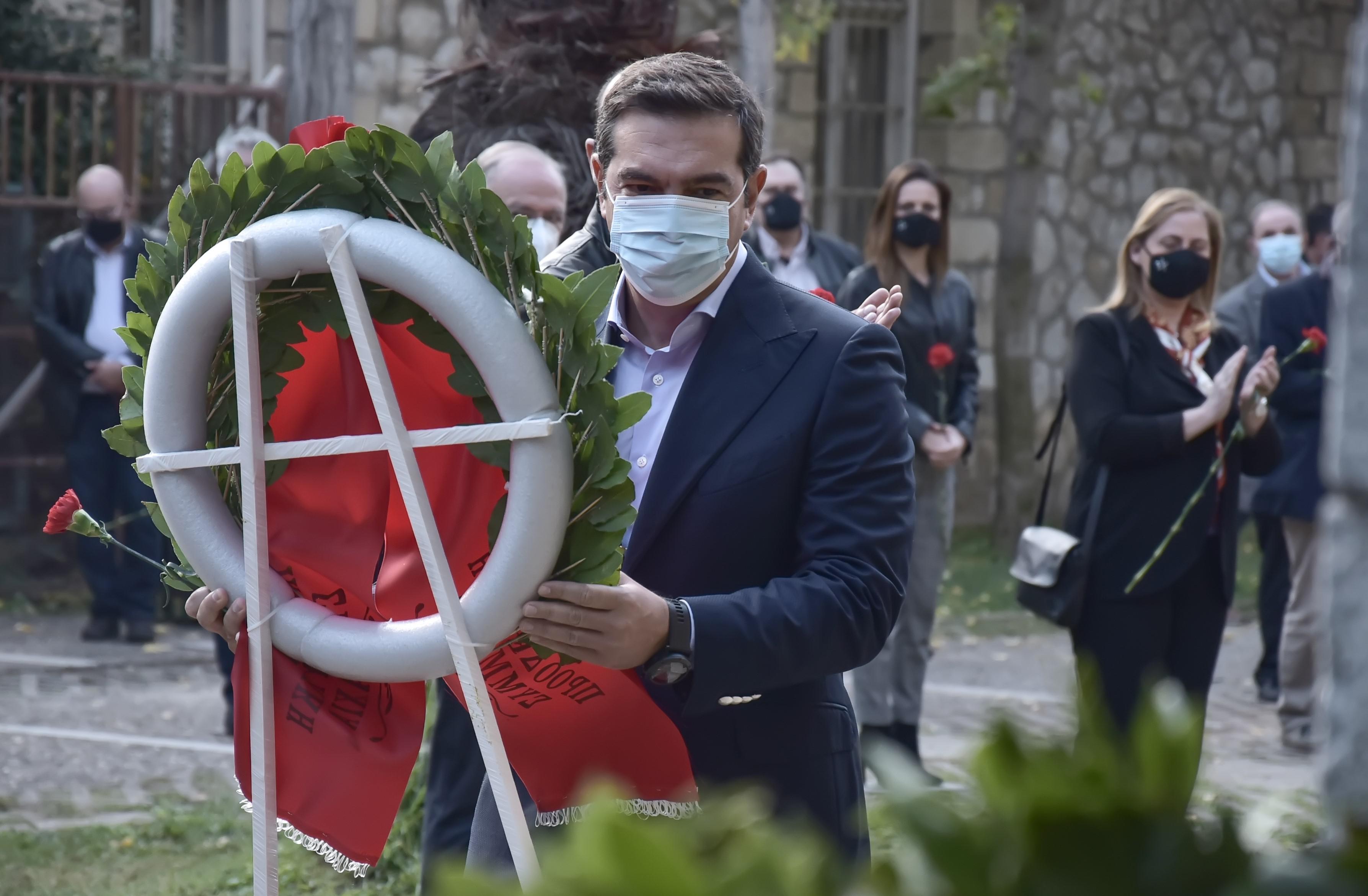 Πολυτεχνείο: Συμβολικές ενέργειες με φόντο την απαγόρευση-3