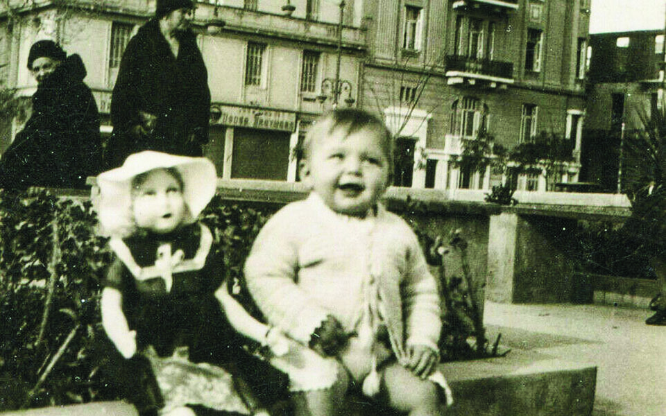 απολαμβάνοντας-τη-ζωή-στην-πλατεία-αι-561176368