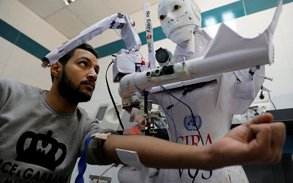 Αίγυπτος: Ρομποτ νοσηλευτής για ασθενείς με κορωνοϊό (εικόνες)-3