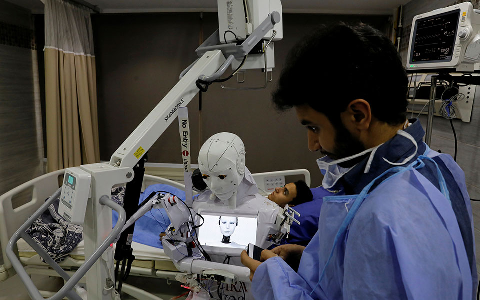 Αίγυπτος: Ρομποτ νοσηλευτής για ασθενείς με κορωνοϊό (εικόνες)-4