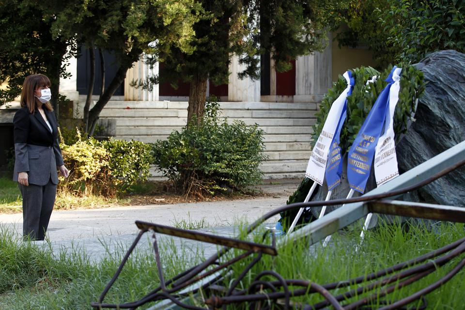 Πολυτεχνείο: Συμβολικές ενέργειες με φόντο την απαγόρευση-8