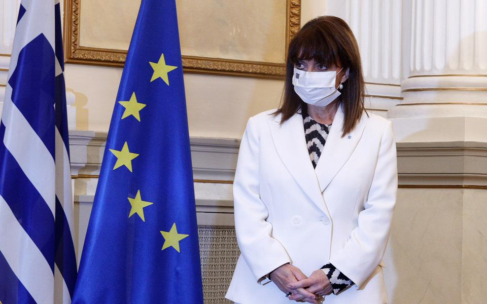 η-πτδ-θα-καταθέσει-στεφάνι-στο-μνημείο-561167662