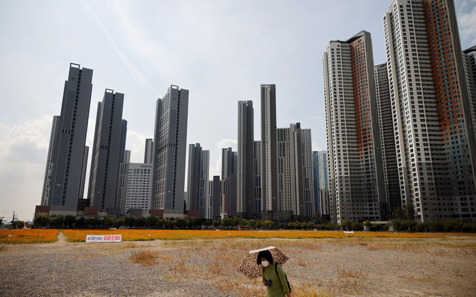 άδεια-ξενοδοχεία-και-γραφεία-γίνοντα-561166387