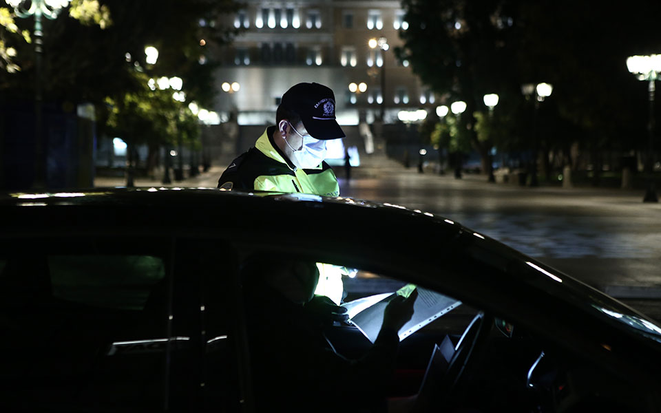 Σε ισχύ ο περιορισμός μετακινήσεων – Εικόνες από την άδεια Αθήνα-4