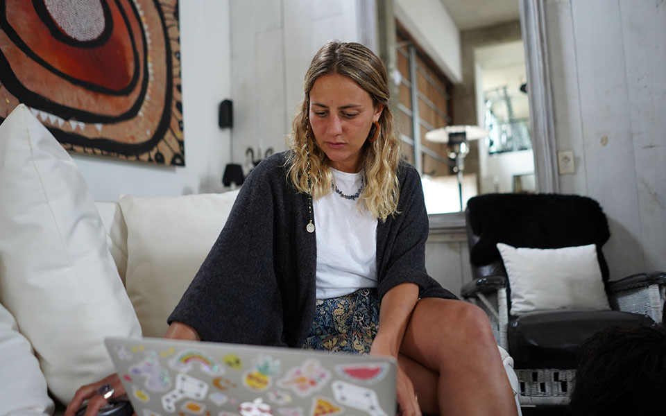 ράδιο-κ-τηλεργασία-ευλογία-ή-κατά-561166396