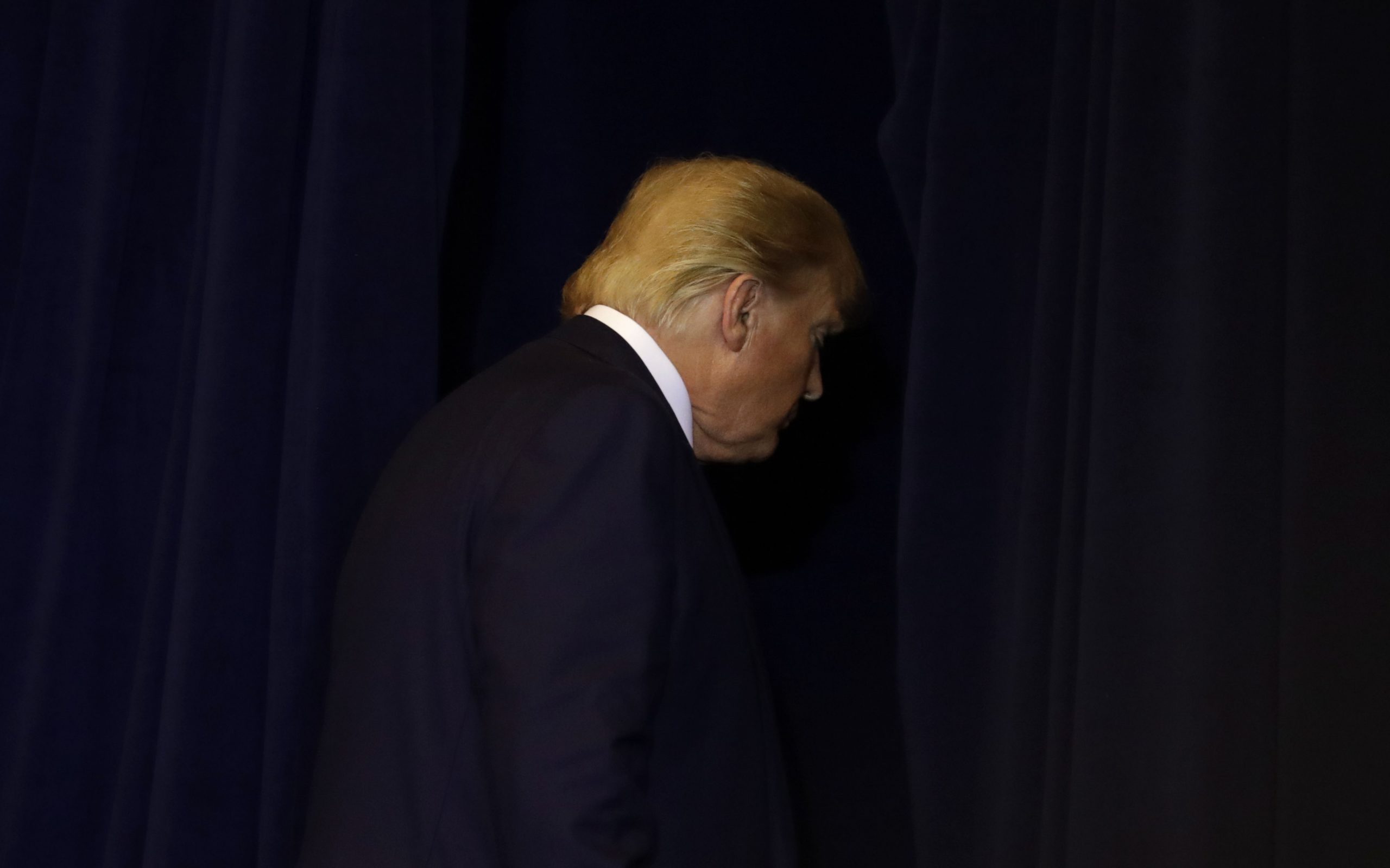 ο-τραμπ-παραδίδει-την-εξουσία-αλλά-δεν-561170512