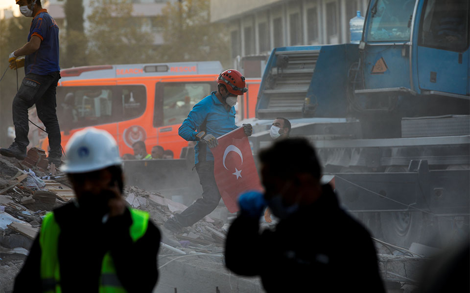 τουρκία-στους-100-οι-νεκροί-από-τον-σεισμ-561141493
