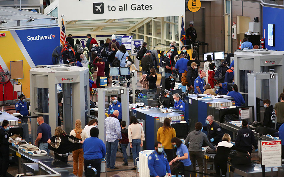 ηπα-καιγόμαστε-με-την-covid-ενόψει-thanksgiving-561172744