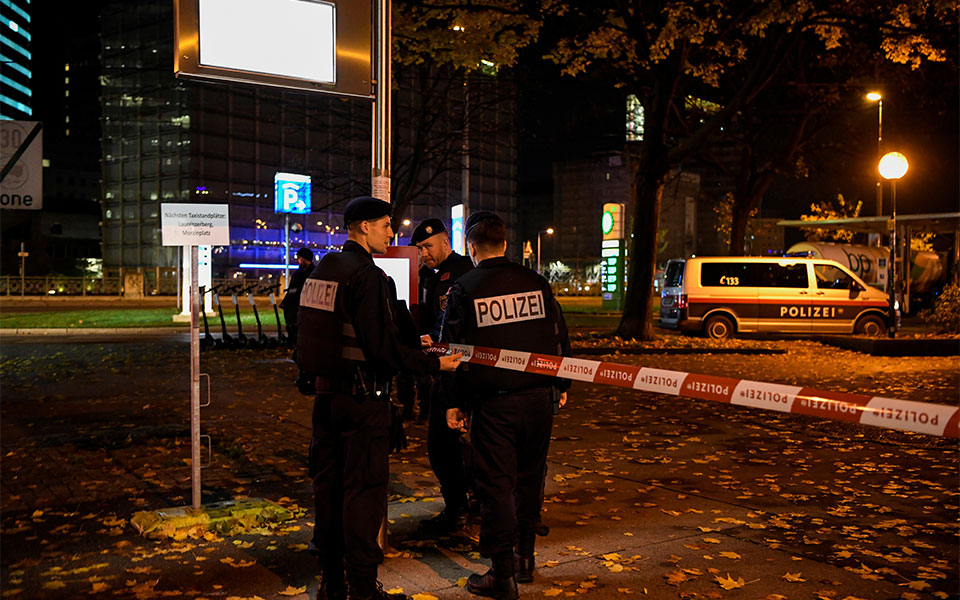 Το προφίλ του δράστη που σκοτώθηκε στη Βιέννη – Ήθελε να ενταχθεί στο Ισλαμικό Κράτος-4