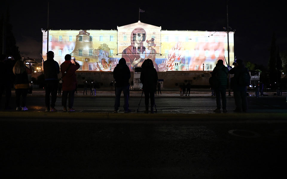 Η συνεισφορά των Ενόπλων Δυνάμεων «ζωντάνεψε» στην πρόσοψη της Βουλής (εικόνες)-5