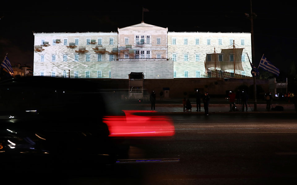 Η συνεισφορά των Ενόπλων Δυνάμεων «ζωντάνεψε» στην πρόσοψη της Βουλής (εικόνες)-2