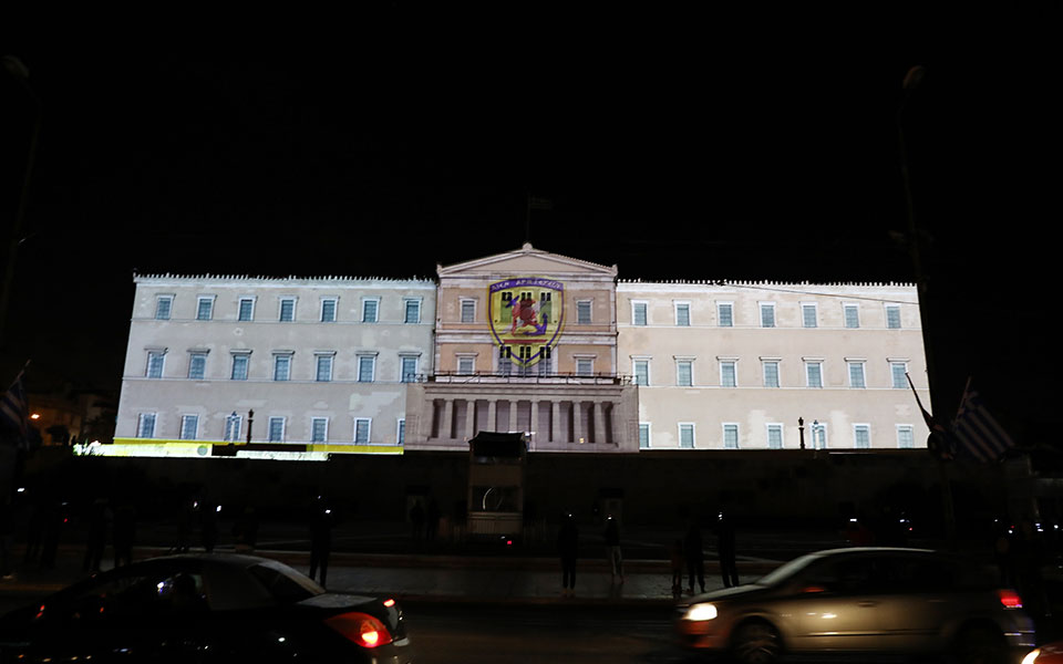 Η συνεισφορά των Ενόπλων Δυνάμεων «ζωντάνεψε» στην πρόσοψη της Βουλής (εικόνες)-6