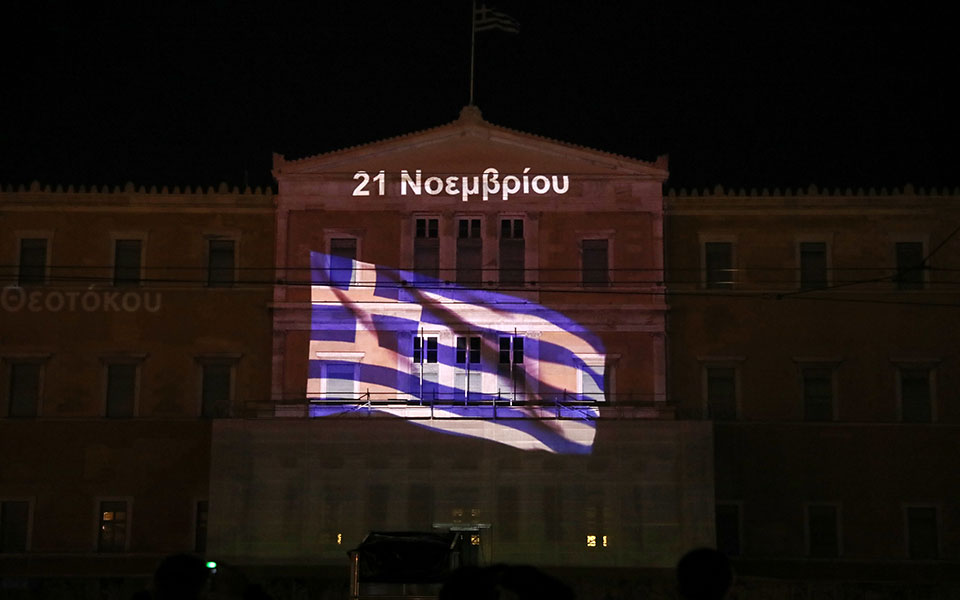 Η συνεισφορά των Ενόπλων Δυνάμεων «ζωντάνεψε» στην πρόσοψη της Βουλής (εικόνες)-4