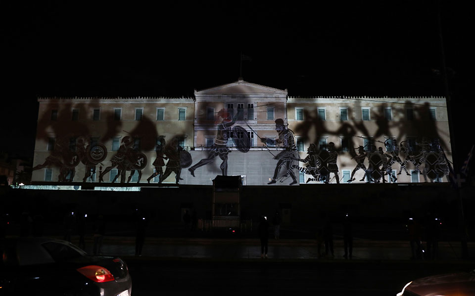 Η συνεισφορά των Ενόπλων Δυνάμεων «ζωντάνεψε» στην πρόσοψη της Βουλής (εικόνες)-3