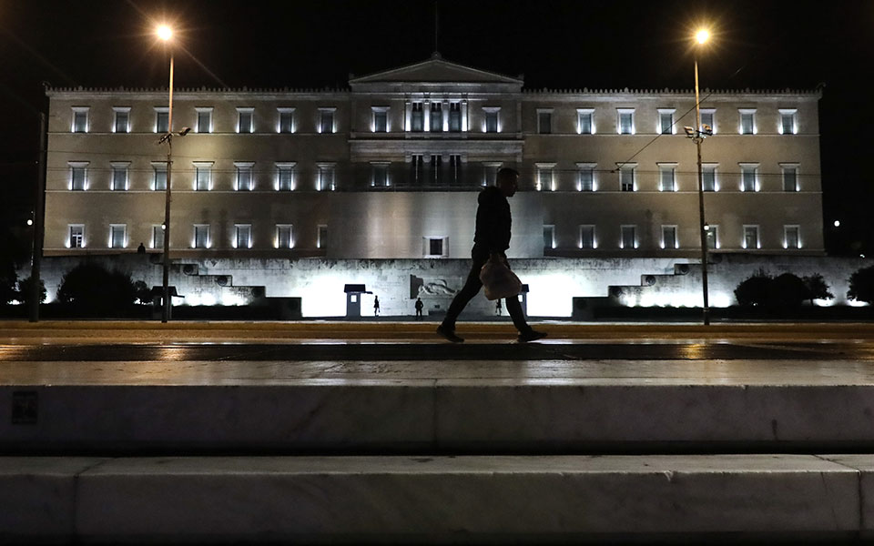 Σε ισχύ ο περιορισμός μετακινήσεων – Εικόνες από την άδεια Αθήνα-3