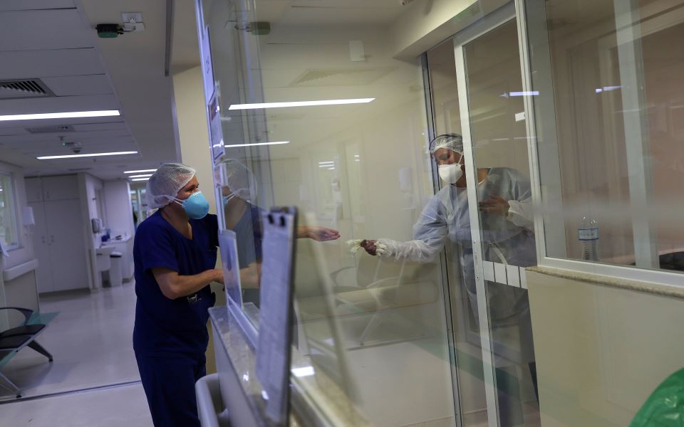 η-ιντερφερόνη-μειώνει-τον-κίνδυνο-σοβ-561155791