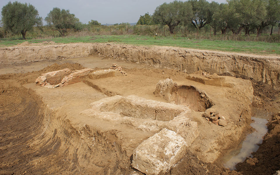 αποκάλυψη-οκτώ-τάφων-σε-ανασκαφική-έρ-561178918