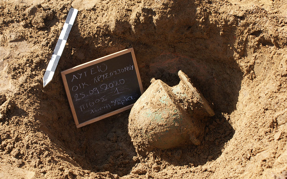 Αποκάλυψη οκτώ τάφων σε ανασκαφική έρευνα στην Ηλεία (εικόνες)-1