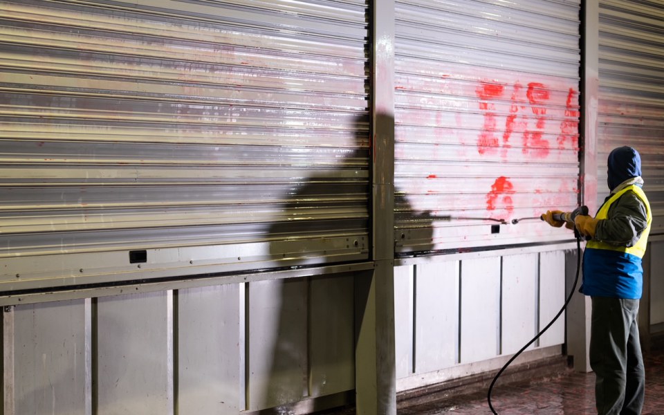 Μεγάλη αντι-γκράφιτι παρέμβαση στην Ερμού (εικόνες)-5