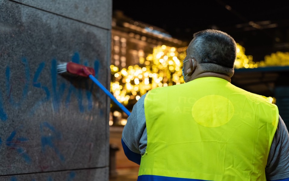Μεγάλη αντι-γκράφιτι παρέμβαση στην Ερμού (εικόνες)-10