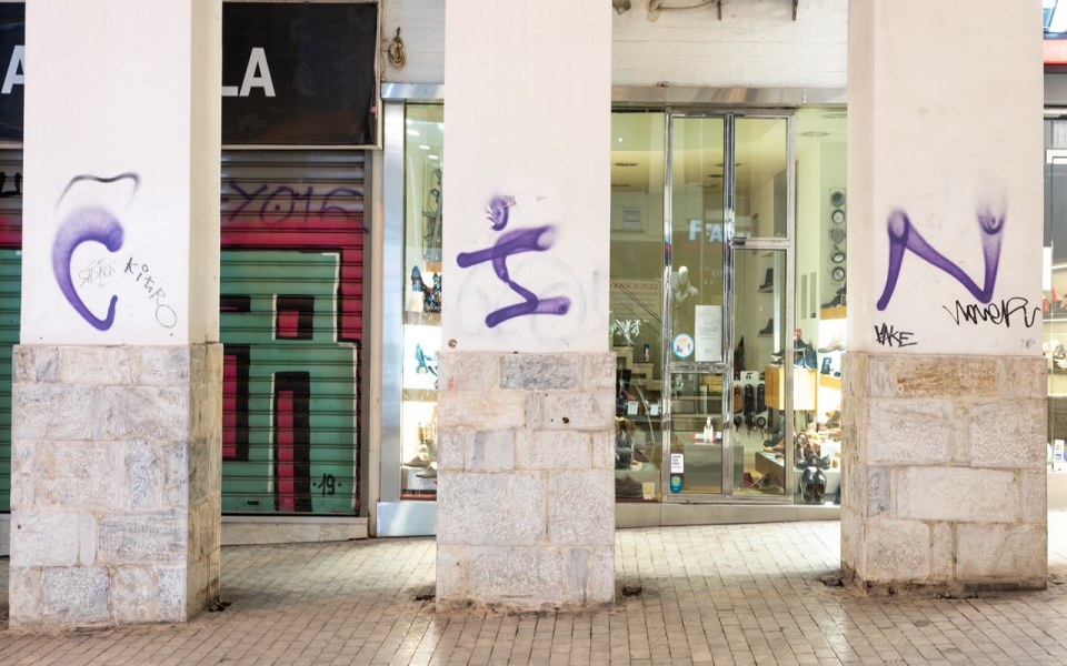 Μεγάλη αντι-γκράφιτι παρέμβαση στην Ερμού (εικόνες)-12