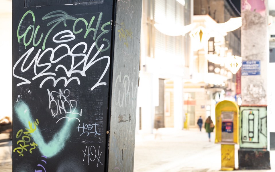 Μεγάλη αντι-γκράφιτι παρέμβαση στην Ερμού (εικόνες)-11