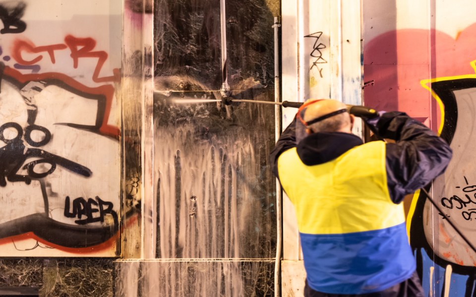 Μεγάλη αντι-γκράφιτι παρέμβαση στην Ερμού (εικόνες)-7