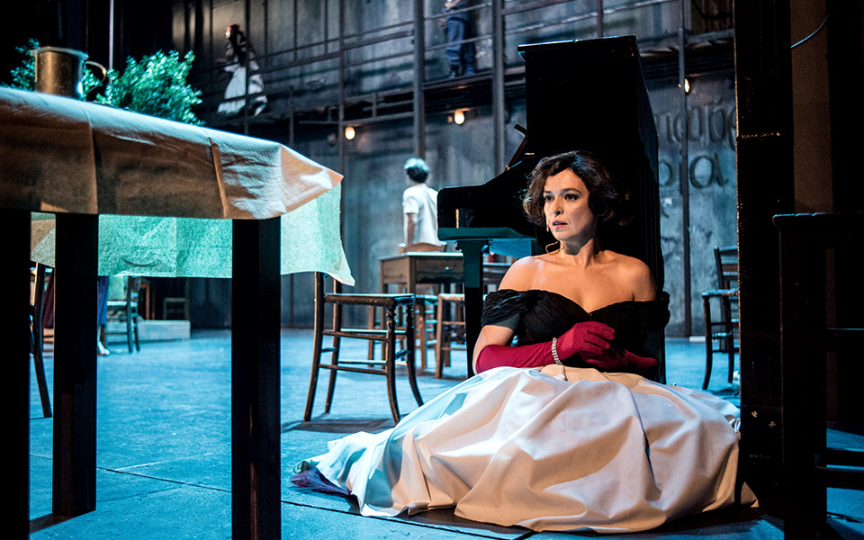 η-στέλλα-με-τα-κόκκινα-γάντια-σε-live-streaming-α-561196084