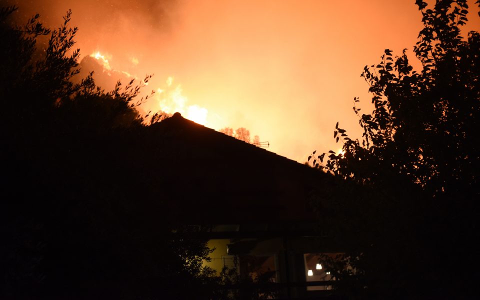 λαμία-στις-φλόγες-αποθήκη-με-φιάλες-υγ-561199366