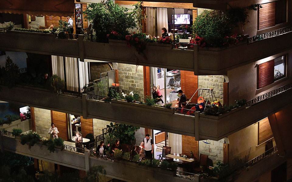 «Χριστός Ανέστη» στο μπαλκόνι