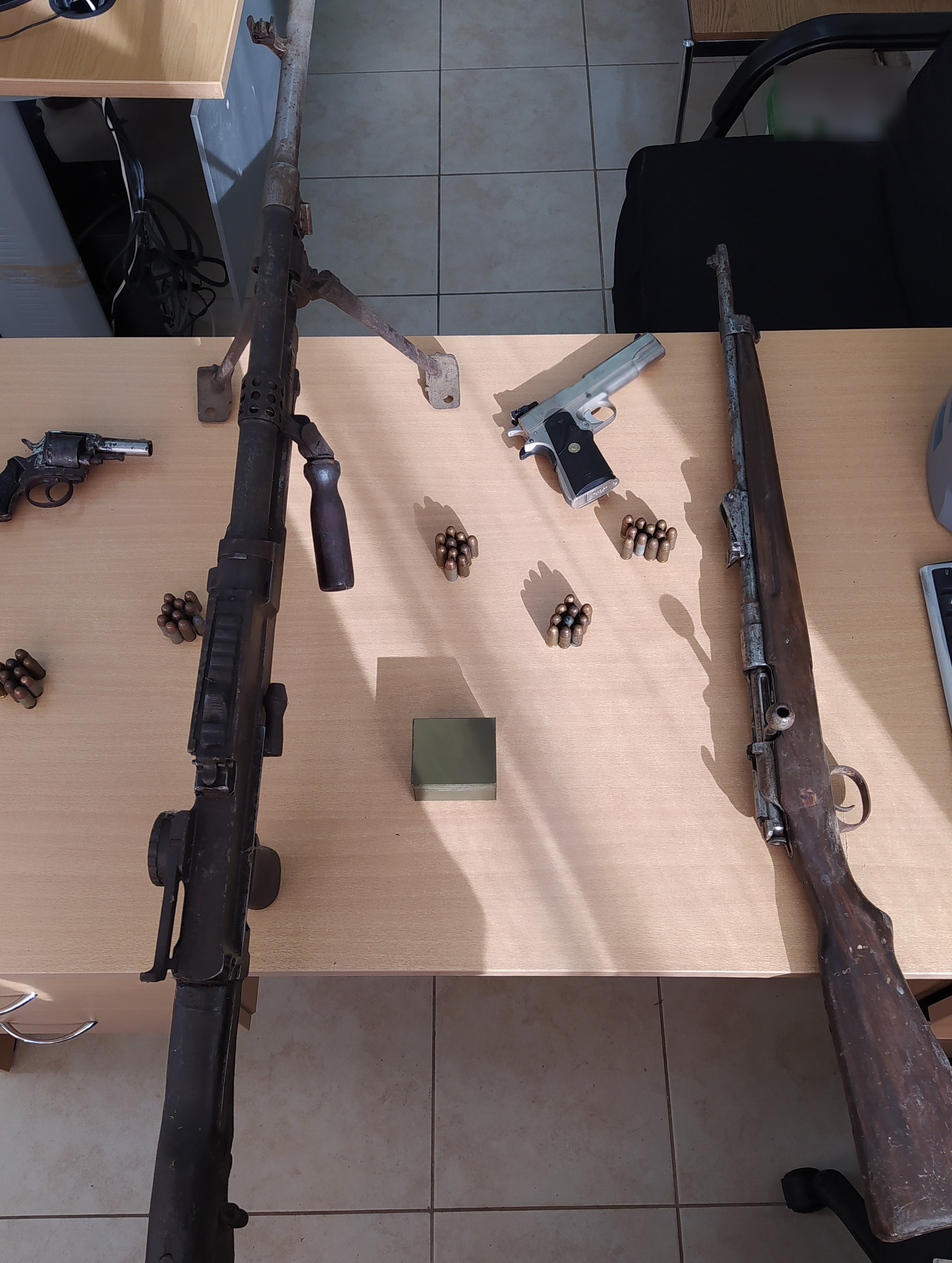 Σύλληψη άνδρα για κατοχή στρατιωτικού τύπου όπλων-1