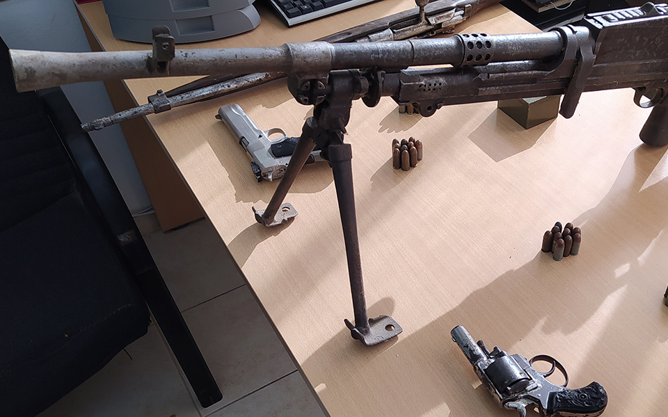 σύλληψη-άνδρα-για-κατοχή-στρατιωτικο-561197947