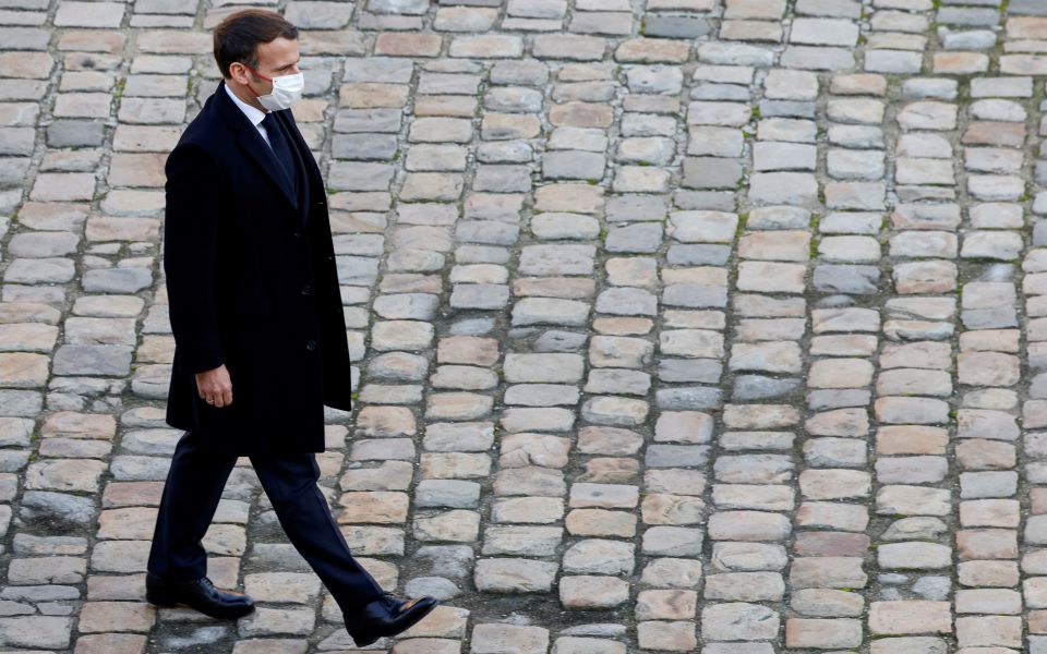 μακρόν-φόρος-τιμής-στους-τρεις-πεσόντ-561205345